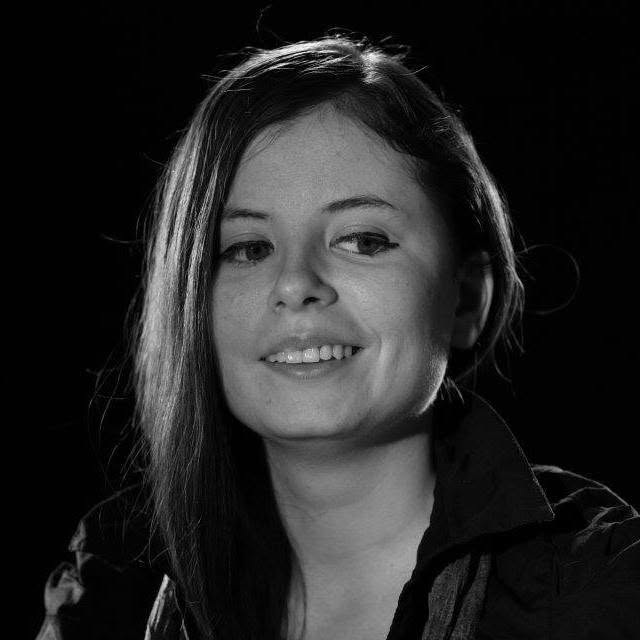 Portrait de Maureen Peillon de trois-quarts, le regard tourné sur le côté, fond noir